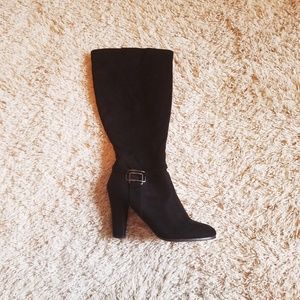 Black heeled boots